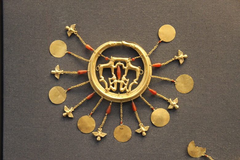 gold minoan pendant - minoan jewelry and fashion