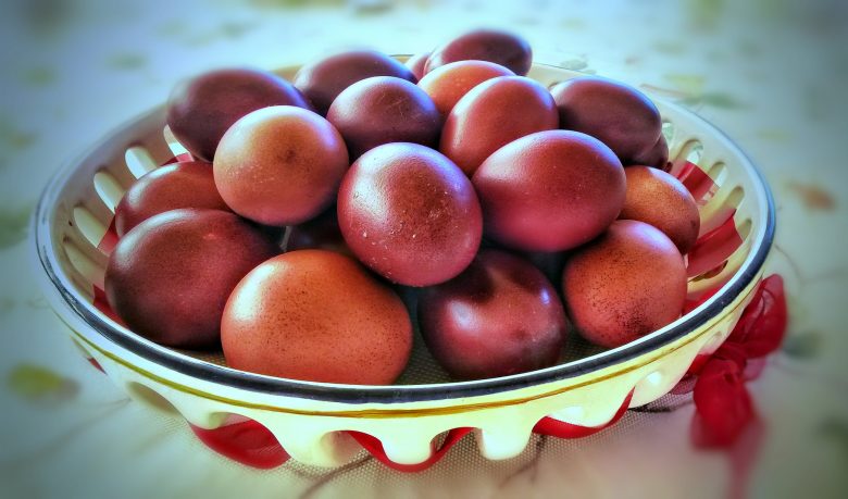 uova rosse tinte il Giovedì Santo - Pasqua greco-ortodossa a Creta