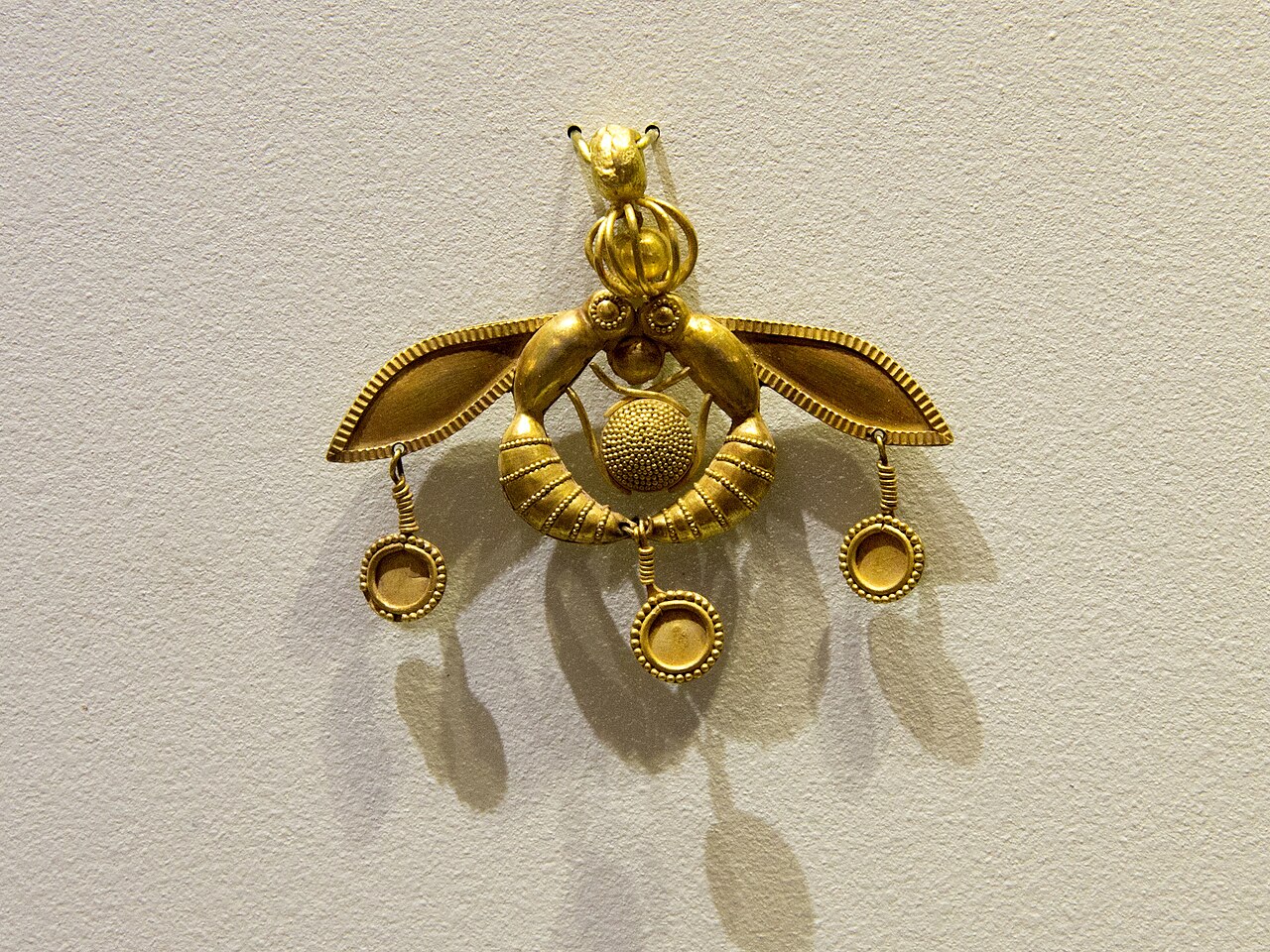 Minoan bee pendant in gold from the Chrysolakos necropolis near Malia, Crete, 1800–1700 BC