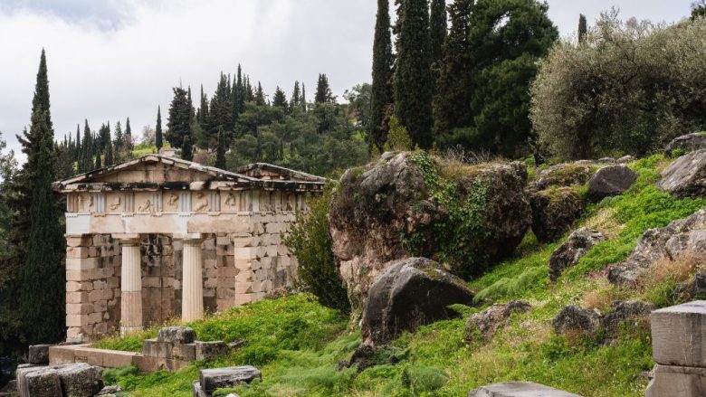 temple of apollo - oracle of delphi - pythia