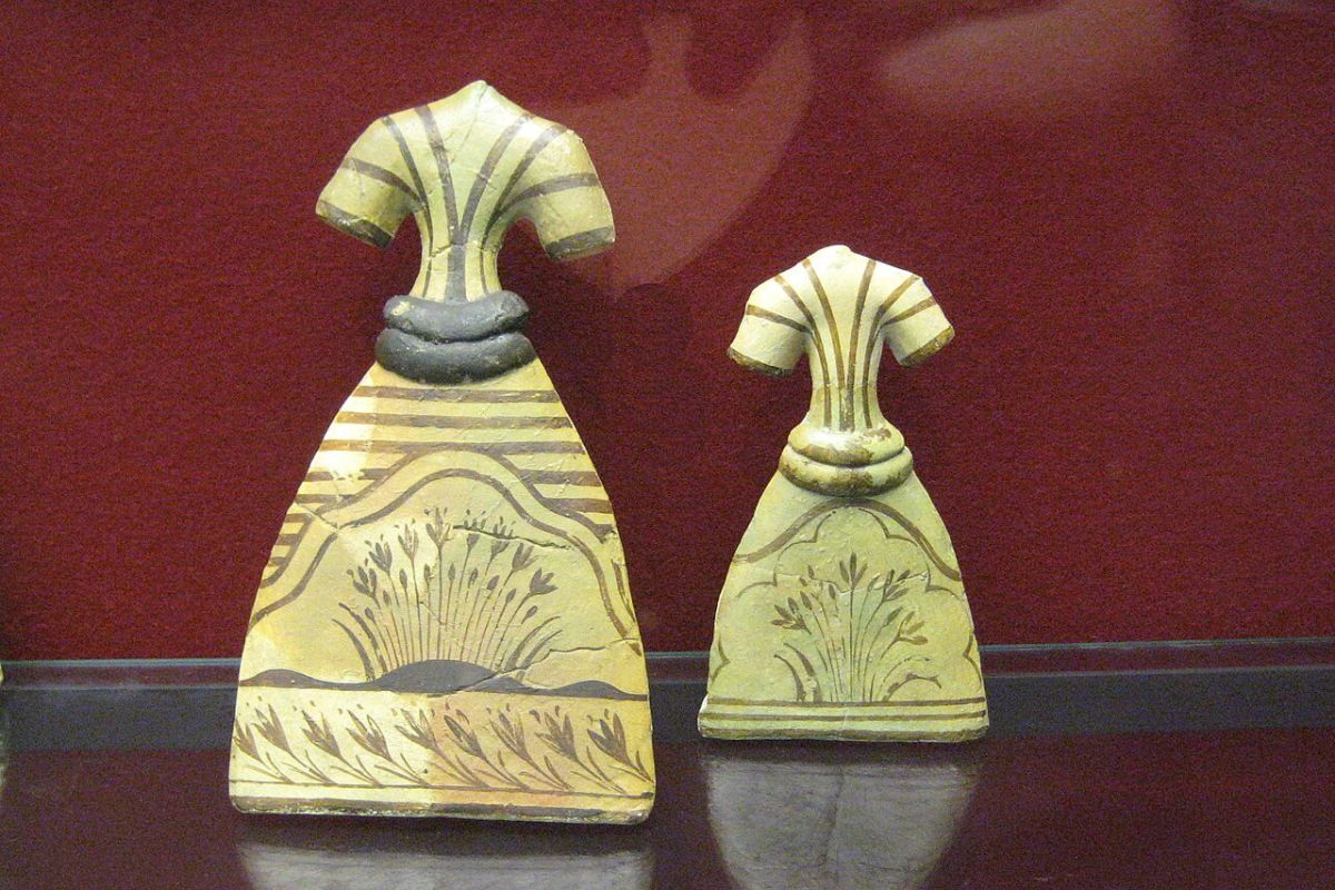 Minoan votive dress figurines from a hoard associated with the Snake Goddess, displayed as colored plaster casts in the Pushkin Museum.