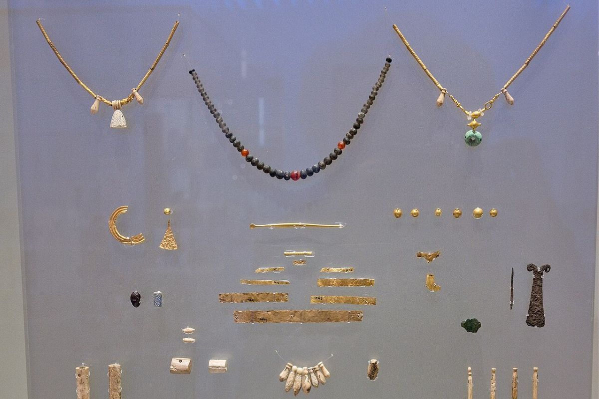 Minoan necklaces, beads, clothing bands, and pendants from Fourni near Archanes, dated 2300–1700 BC, displayed at the Archaeological Museum of Heraklion.