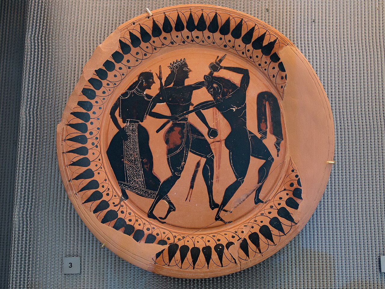 Ancient Greek black-figure plate depicting Theseus fighting the Minotaur of Crete, painted by Lydos around 550–540 BCE Copy alt text